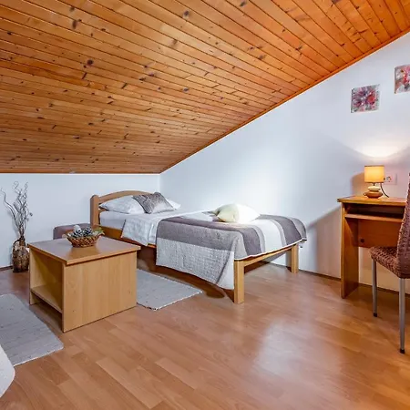 Sweet House With Free Parking 펜션 풀라