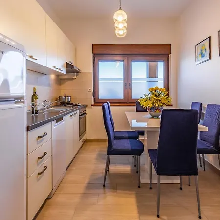 Sweet House With Free Parking Будинок відпочинку