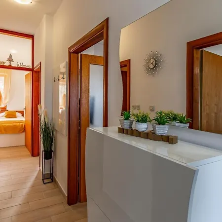 Будинок відпочинку Sweet House With Free Parking