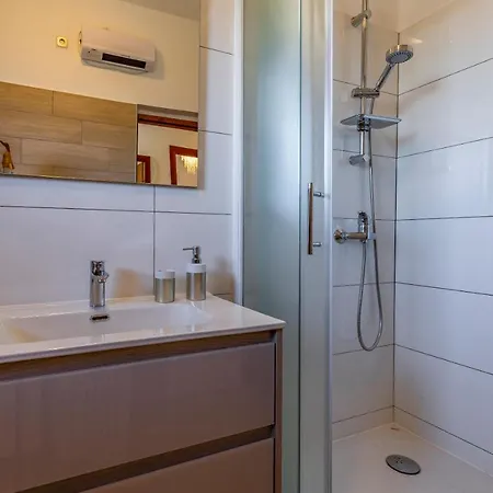 Sweet House With Free Parking Semesterbostad