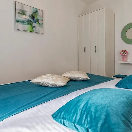 Sweet House With Free Parking Будинок відпочинку *