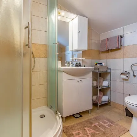 Sweet House With Free Parking Будинок відпочинку *