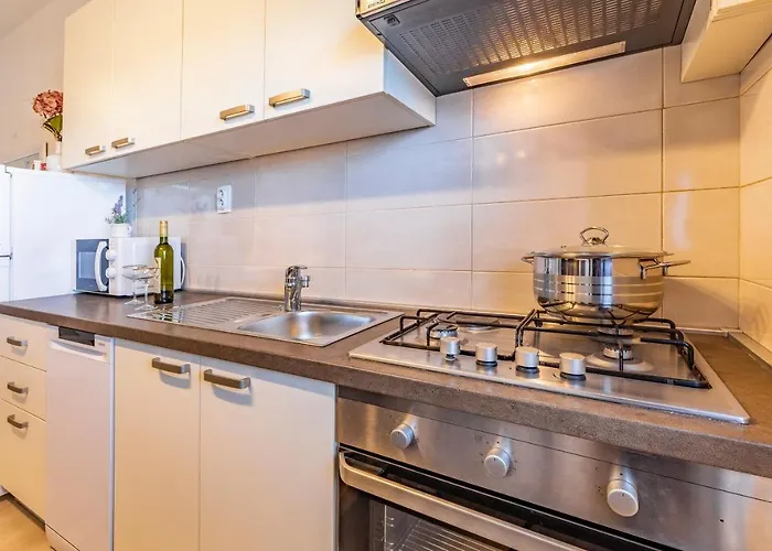 Дом отдыха Sweet House With Free Parking *