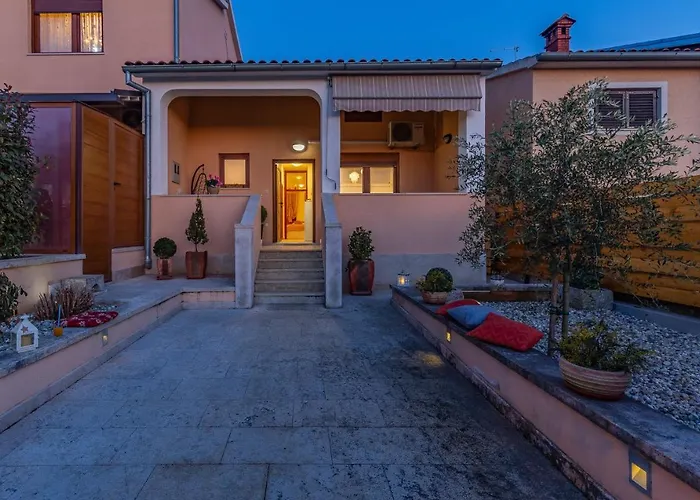 Sweet House With Free Parking Дом отдыха Пула