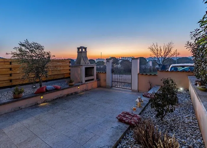 Sweet House With Free Parking