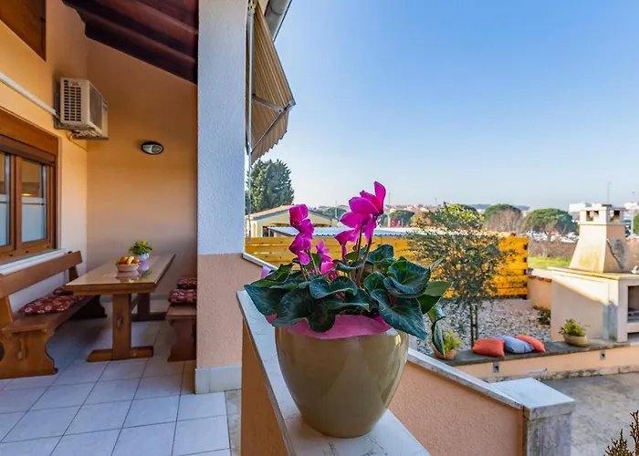 Sweet House With Free Parking Prázdninový dům Pula